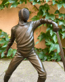 Бронзовая статуя статуэтка фехтовальщика спорт