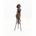 Статуя  женщины со шляпой на стуле из бронзы 
