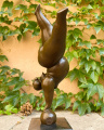 Современная бронзовая статуэтка Женщина плюс-сайз - акробатка