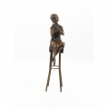 Статуя  женщины красится на стуле из бронзы 