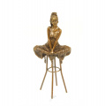 Статуя  женщины на стуле из бронзы 2
